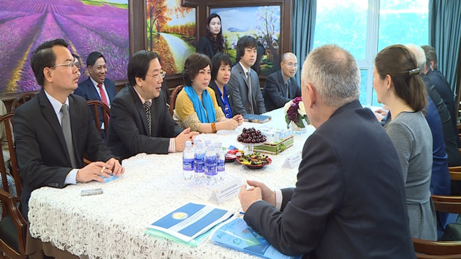 Buổi đàm phán xúc tiến đầu tư giữa tập đoàn TH và Chính phủ Cộng hòa Bashkortostan Tập đoàn TH tặng quà lưu niệm cho Thủ tướng Chính phủ Cộng hòa Bashkortostan. 