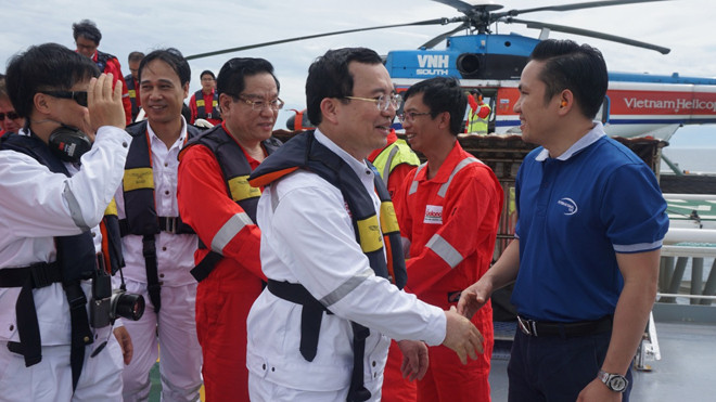 Các đồng chí lãnh đạo bắt tay với người lao động trên tàu TBVN chào gặp mặt