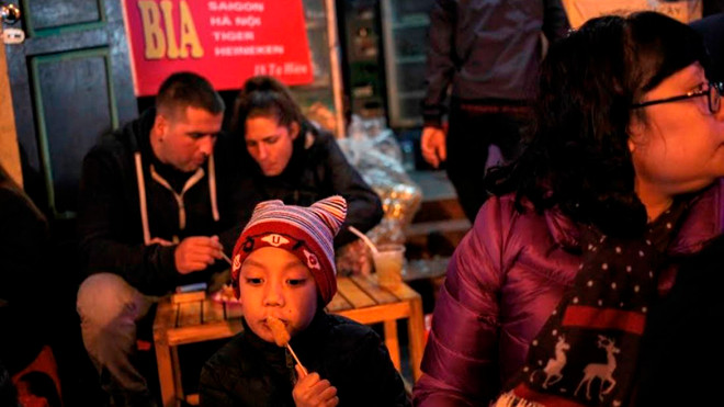 Khu phố Tạ Hiện tấp nấp người trẻ dưới cơn lạnh cuối mùa