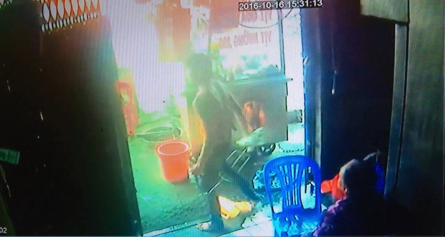 Nam thanh thiên cầm cây ba chĩa đe dọa bà cụ