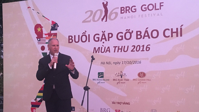 Đại diện BRG Golf trao đổi với các nhà báo