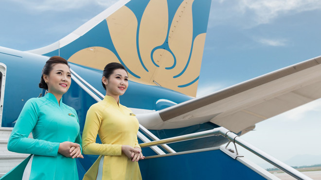 Logo hoa sen và mẫu áo dài kiểu dáng công nghiệp nhưng vẫn toát lên vẻ duyên dáng của phụ nữa Việt Nam truyền thống