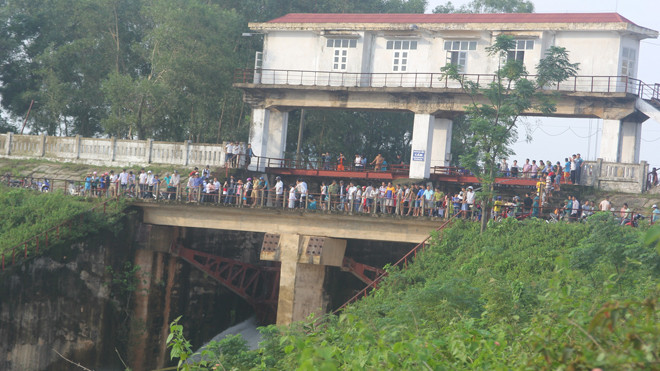 Chính thức xả lũ hồ Kẻ Gỗ