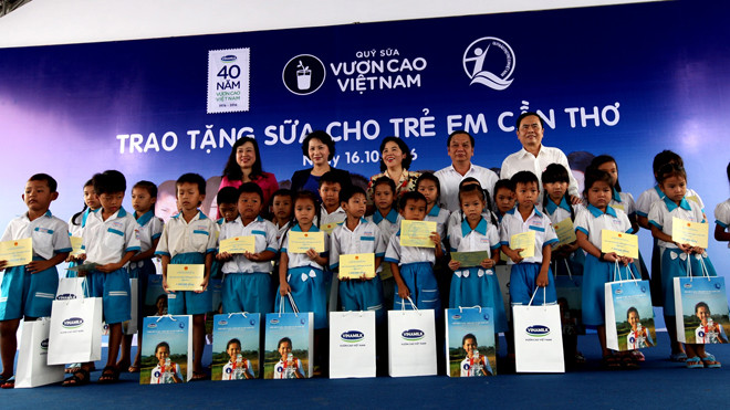 Bà Nguyễn Thị Kim Ngân – Ủy viên Bộ Chính trị, Chủ tịch Quốc hội nước Cộng hòa Xã hội Chủ nghĩa Việt Nam, Bà Đào Hồng Lan, Uỷ viên dự khuyết BCH Trung ương Đảng, Thứ trưởng Bộ Lao động-Thương binh và Xã hội, Bà Mai Kiều Liên – Tổng Giám đốc công ty Vinami