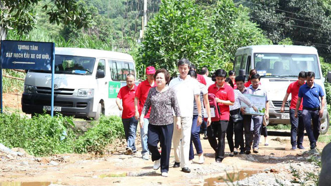 Madame Nguyễn Thị Nga dẫn đầu đoàn từ thiện trong chương trình Đồng hành cùng Cặp lá Yêu thương tháng 8 năm 2016 tại tỉnh Lào Cai