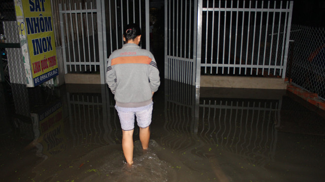 Nhà dân bị cô lập trong biển nước