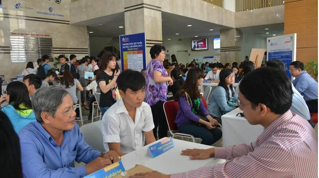 Đông đảo thí sinh tới nộp hồ sơ xét tuyển nguyện vọng 1 tại trường Đại học Hoa Sen 