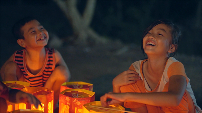 Những đứa trẻ cười vui bên chiếc lồng đèn “đẹp nhất” 