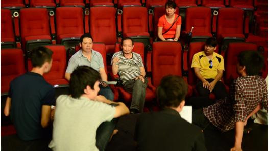 Đạo diễn Phạm Hoàng Nam họp trao đổi với ê kíp sản xuất