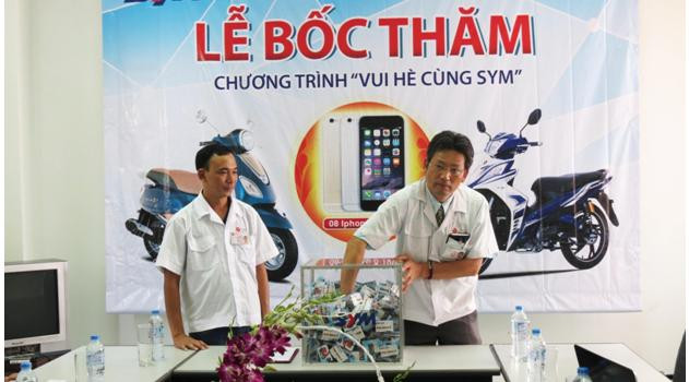 Ông Peng Wen Cheng – Giám đốc nhà máy Đại diện công ty VMEP bốc lá thăm đầu tiên