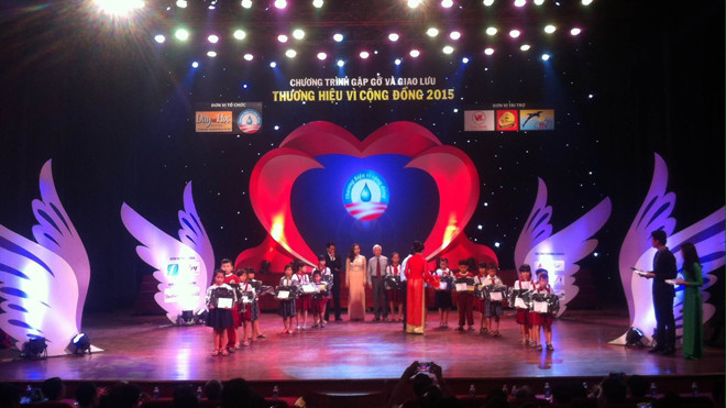 Ban tổ chức trao học bổng cho con em của các cán bộ, chiến sĩ đang làm nhiệm vụ tại các vùng biên giới, hải đảo và học sinh nghèo vượt khó, học giỏi.