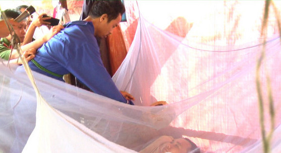 Công an huyện Mường Khương cho đối tượng Hoàng Văn Quân thực nghiệm hiện trường vụ án.