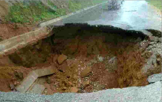 Điểm lún sụt trên tỉnh lộ 135 nối thành phố Lai Châu với các xã vùng thấp huyện Sìn Hồ.