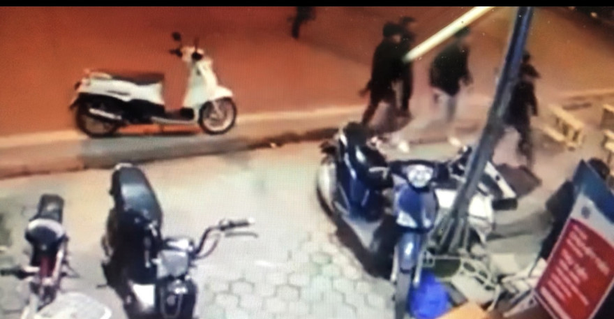 Ảnh 2 nhóm thanh niên cầm kiếm hỗn chiến trên đường.