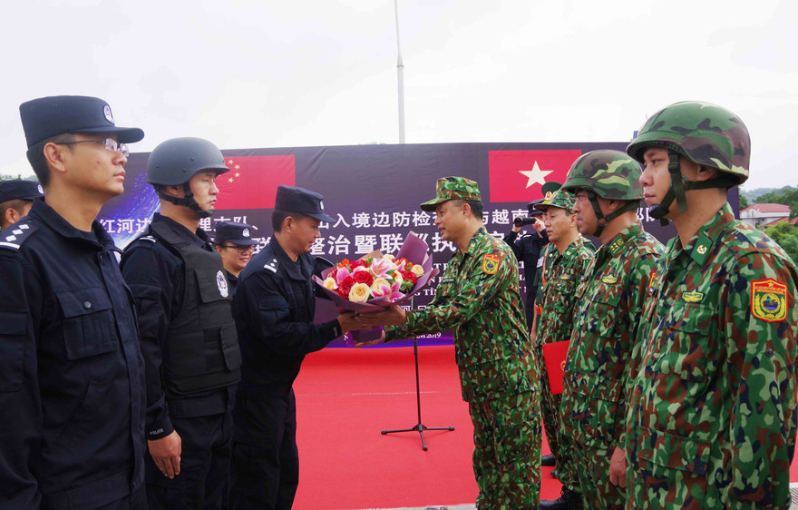 Bộ Chỉ huy tuần tra hai bên gặp gỡ trao đổi trên vạch phân định đường biên giới. 