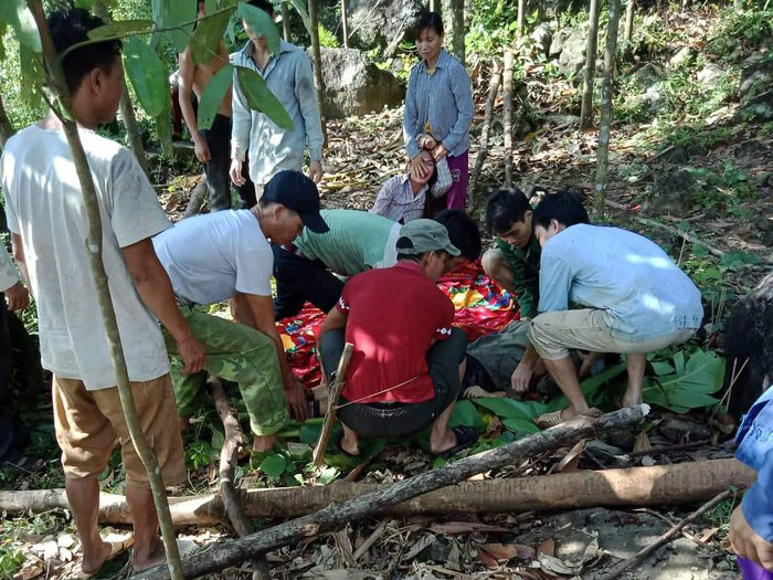 Những tảng đá từ trên đồi sạt lở xuống khiến 4 nạn nhân thương vong.