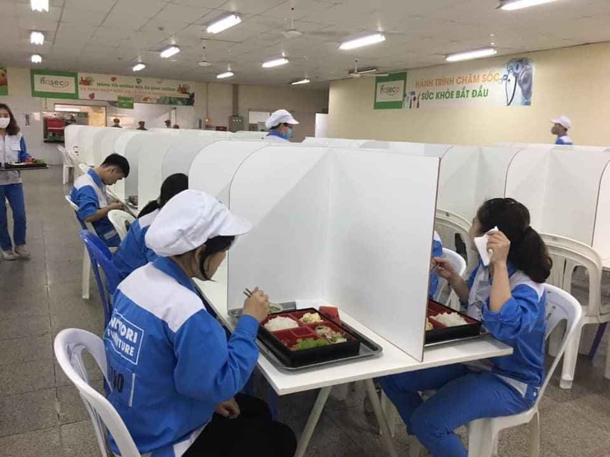 Nhiều công ty lắp “vách ngăn” ở nhà ăn phòng Covid-19. 