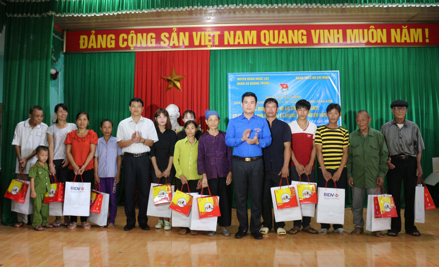 Đoàn tặng quà cho các đối tượng chính sách huyện Ngọc Lặc. 