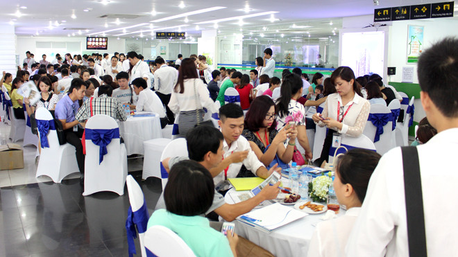 Khách hàng đến tìm hiểu các dự án bất động sản tại STDA