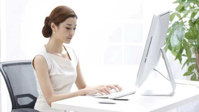 Mụn dưới da do tiếp xúc nhiều với máy tính