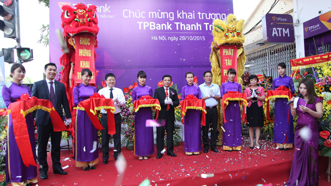 Các đại diện cùng cắt băng khai trương TPBank Thanh Trì