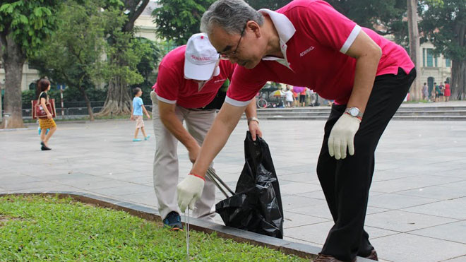 AEON Mall Long Biên tổ chức nhặt rác quanh Hồ Gươm