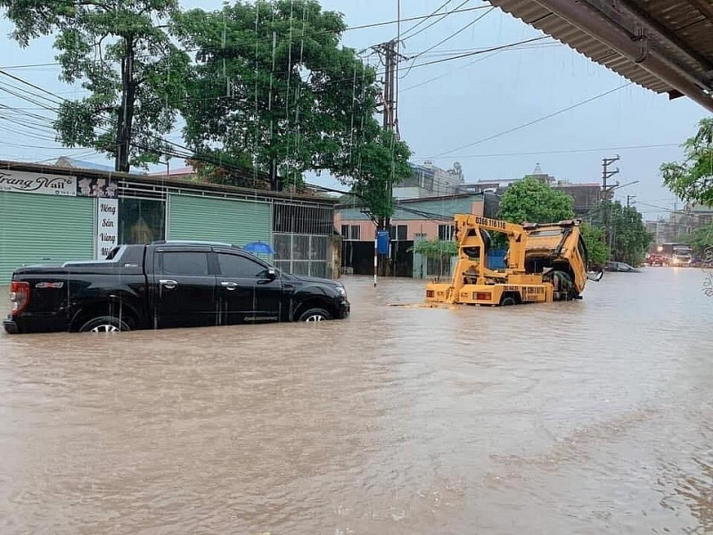 Mưa lớn khiến nhiều ô tô bị ngập nước.