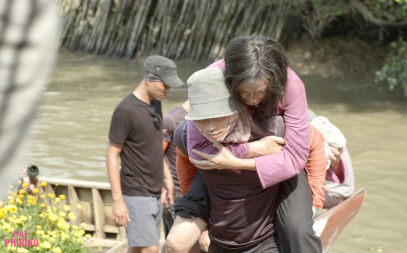 Ngô Thanh Vân bị tai nạn khi đang đi quay phim, phải nhờ người trong ê-kíp cõng