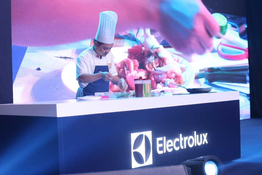 Đầu bếp Vỏ Quốc trổ tài chế biến một món ăn chuẩn nhà hàng ngay tại sự kiện