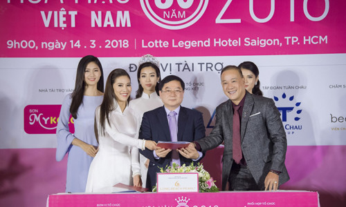 Ông Lê Như Hiếu – Phó Tổng Giám Đốc Công ty Cổ Phần Ngọc Trai Long Beach – Nhà tài trợ Chế tác Vương miện, trang sức ngọc trai ký kết hợp đồng cùng Ban tổ chức