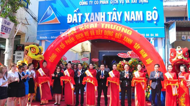Lãnh đạo Cty Đất Xanh Tây Nam Bộ cắt băng trai trương