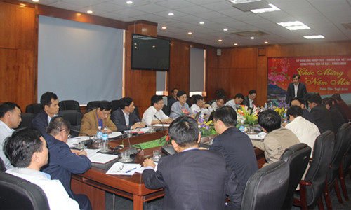 Tham dự Hội nghị thực hiện công tác than chuyển vùng có các Ban SXT, lãnh đạo các đơn vị sản xuất than vùng miền Tây; các công ty kho vận, tuyển than, kinh doanh than 