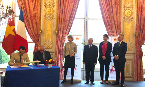 Chủ tịch Tập đoàn FLC Trịnh Văn Quyết (trái) và Phó Chủ tịch Airbus phụ trách thương mại Eric Schulz (phải) ký kết hợp đồng thoả thuận mua 24 máy bay A321NEO cho Bamboo Airways