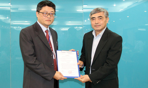 Thứ trưởng Nguyễn Minh Hồng trao quyết định cho ông Trần Minh. Ảnh Mic.gov.vn