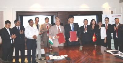 Ông Ajay M. Ponkshe - Giám Đốc Tài Chính của Tata International và ông Phạm Toàn Vượng - Phó Tổng Giám đốc Agribank ký kết Thoả thuận hợp tác