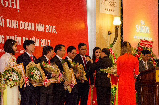 Thứ trưởng Bộ Công Thương Cao Quốc Hưng trao thưởng cho lãnh đạo Sabeco