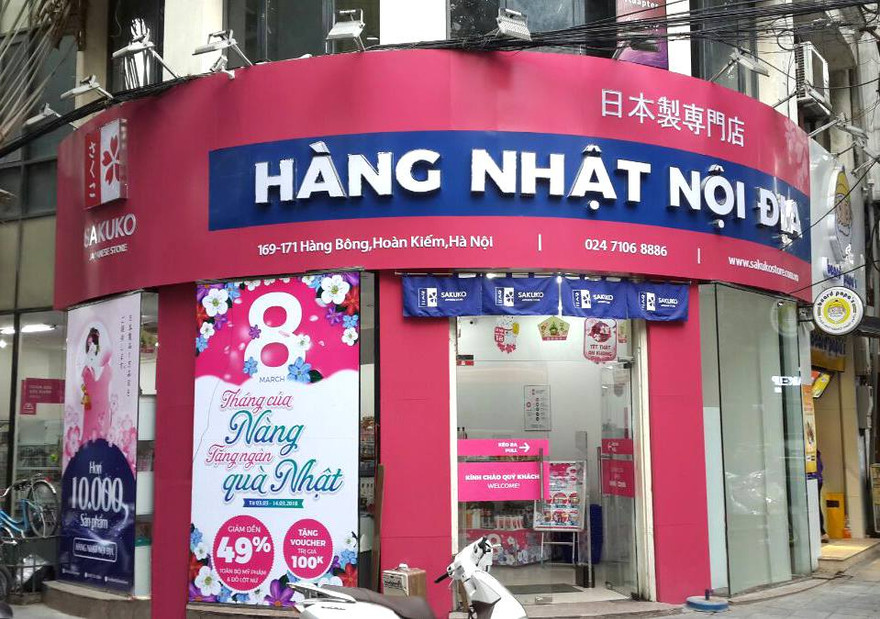 Không khí mua sắm dịp 8/3 đang ngập tràn ngoài phố với những ưu đãi hấp dẫn