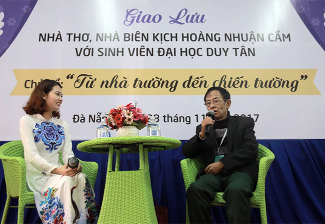 Giảng viên và sinh viên ĐH Duy Tân giao lưu với nhà thơ, nhà biên kịch Hoàng Nhuận Cầm