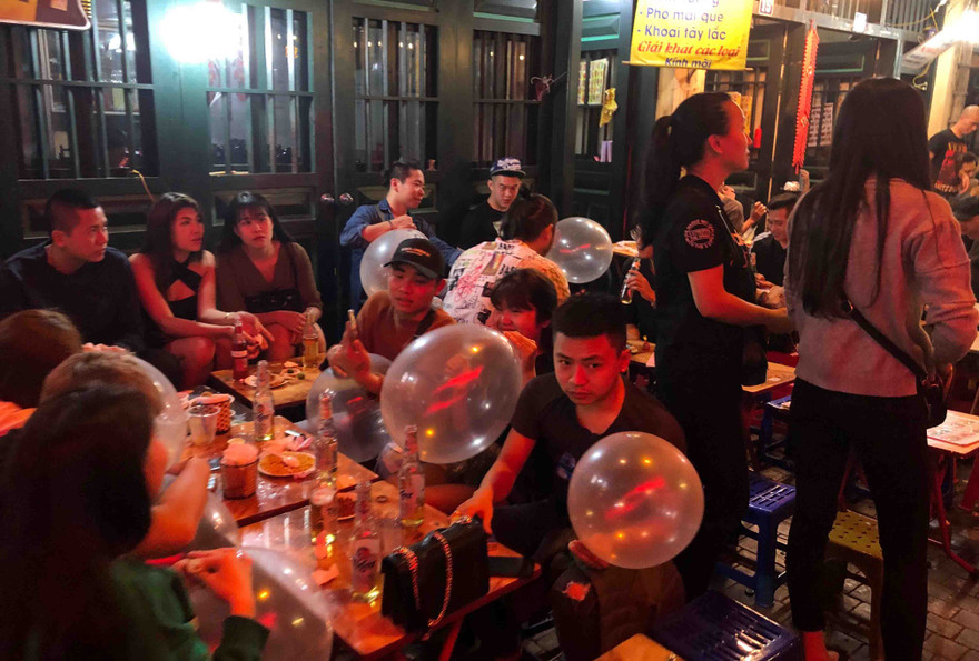 Tại khu vực phố đi bộ (Hoàn Kiếm) bóng cười vẫn được bày bán, sử dụng công khai, tràn lan.