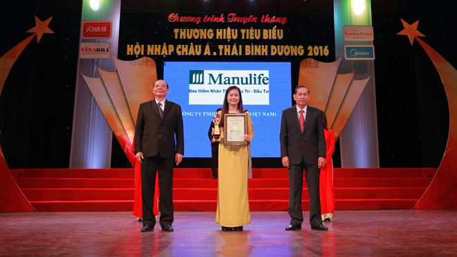 Bài Bùi Kim Quy - Giám đốc phụ trách Khối nghiệp vụ Manulife Việt Nam nhận giải thưởng “Top 10 thương hiệu tiêu biểu hội nhập châu Á – Thái Bình Dương. Ảnh: N.T