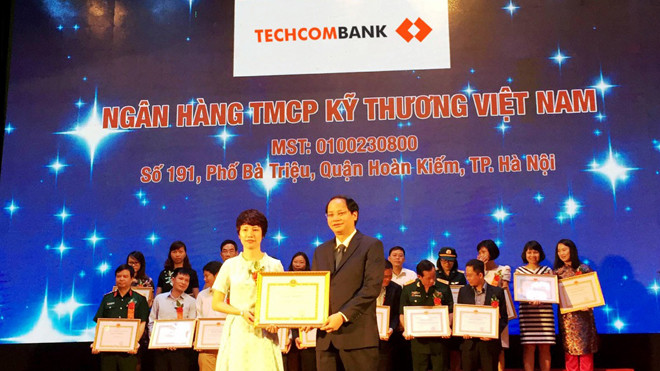 Techcombank lần thứ ba liên tiếp được cục thuế tuyên dương 