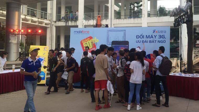 Các bạn tân sinh viên háo hức chờ đổi máy tại trường đại học Xây dựng (Hà Nội)