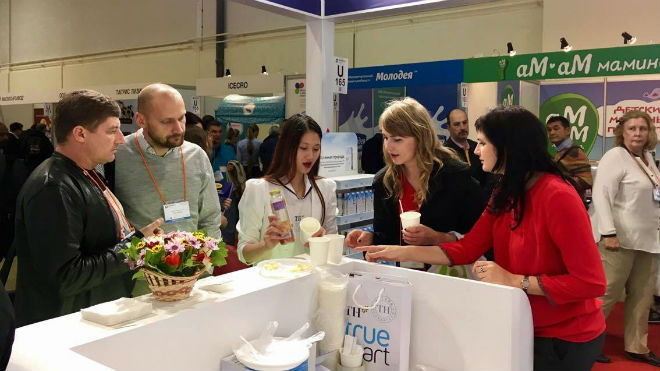 Khách hàng thăm quan gian hàng của TH true MILK tại Triển lãm Thực phẩm Thế giới Moscow 2016 