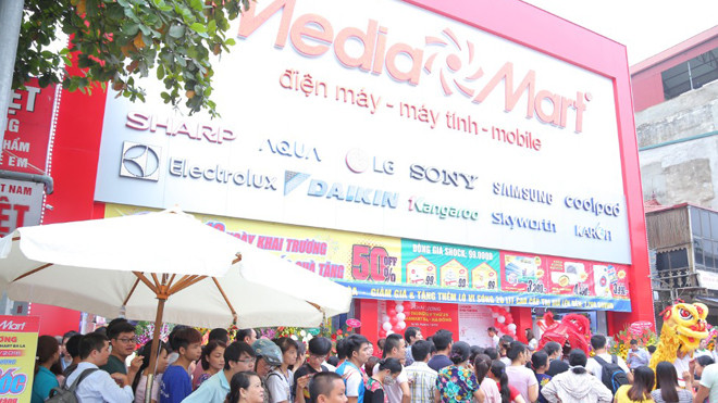 Xếp hàng dài chờ mua hàng điện máy khuyến mại “khủng”