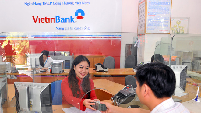 Khách hàng đang giao dịch tại VietinBank.