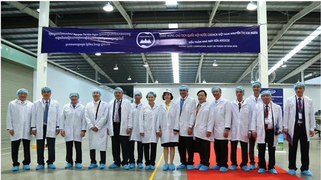 Bà Nguyễn Thị Kim Ngân- Uỷ Viên Bộ Chính trị, Chủ tịch Quốc hội cùng đoàn đại biểu cấp cao Quốc hội Việt Nam đến thăm nhà máy sữa Angkor