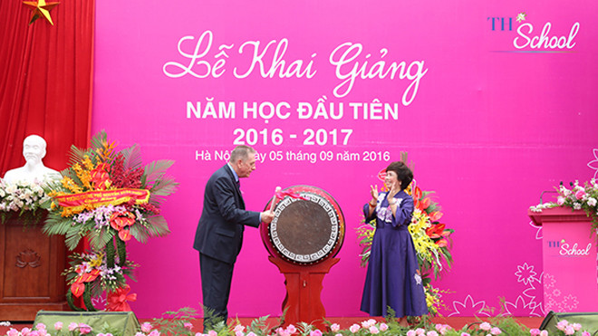 Bà Thái Hương, Chủ tịch Tập đoàn TH (sở hữu thương hiệu sữa TH true MILK), nhà sáng lập TH School và thầy Horace Vernall – tổng hiệu trưởng TH School đánh trống khai giảng năm học mới. Bà Thái Hương cho biết, mảnh đất xây dựng trường nàm tại Trung tâm nội
