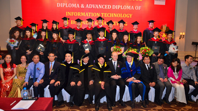 Nguyên đại diện Tổng lãnh sự quán Úc tại Việt Nam, ông Richard Quinn tham dự buổi Lễ tốt nghiệp của trường Cao đẳng Quốc tế Kent (hàng đầu tiên, vị trí thứ 6 từ phải sang)