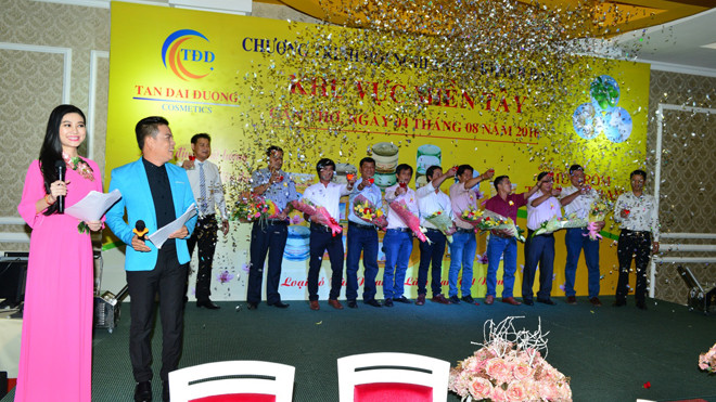 Ông Đặng Nguyên Phục cùng 9 NPP các tỉnh khu vực Miền Tây nâng ly mừng hội nghị.