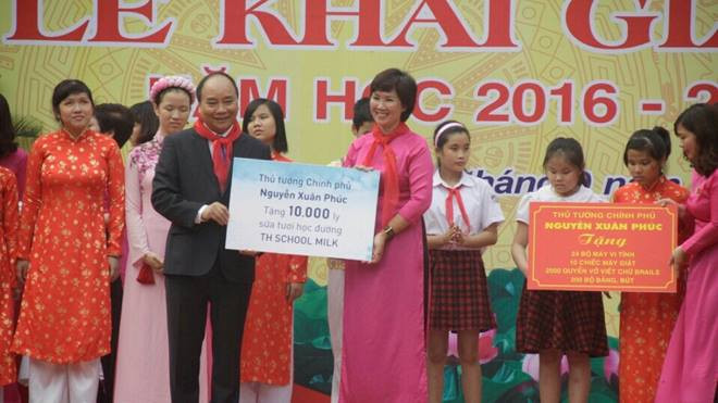 Ảnh Thủ tướng trao tặng sữa tươi học đường TH TrueMilk cho hiệu trưởng nhà trường